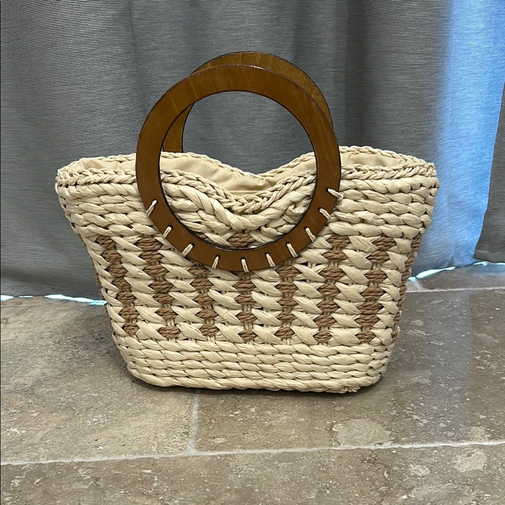 Chic Woven Handbag with Wooden Handles